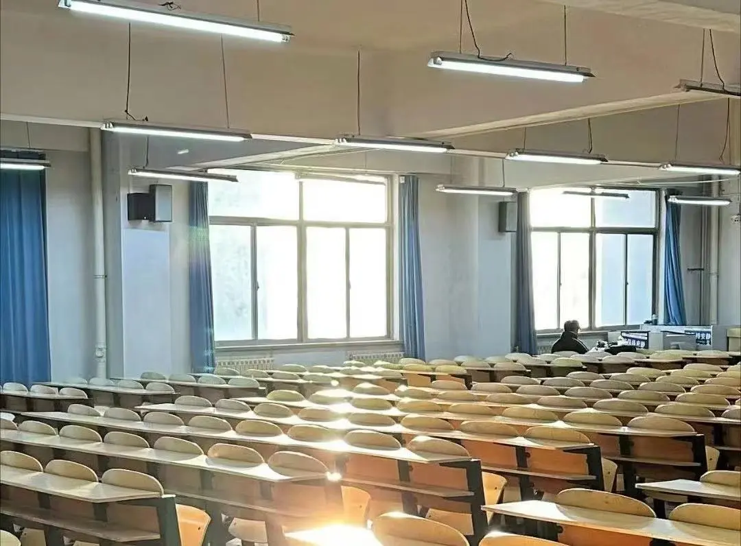 毕业前夕,阳光照进空下来的大学教室